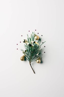küçük çam ağacı dalı şerit ve Noel oyuncaklar ile üstten görünüm beyaz yüzeyi