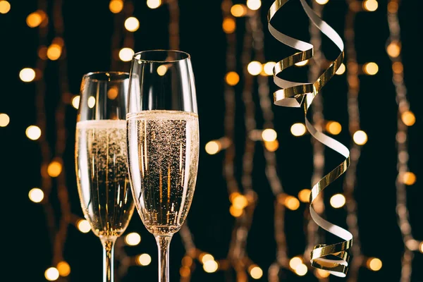 Champagne Glasögon Och Band Garland Ljus Bakgrund Jul Koncept — Stockfoto