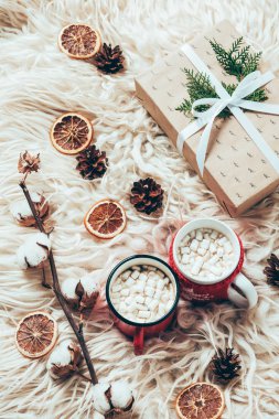 düz lay ile fincan kakao marshmallows, kaydırılan Noel hediyesi ve yün arka plan üzerinde pamuk dal ile