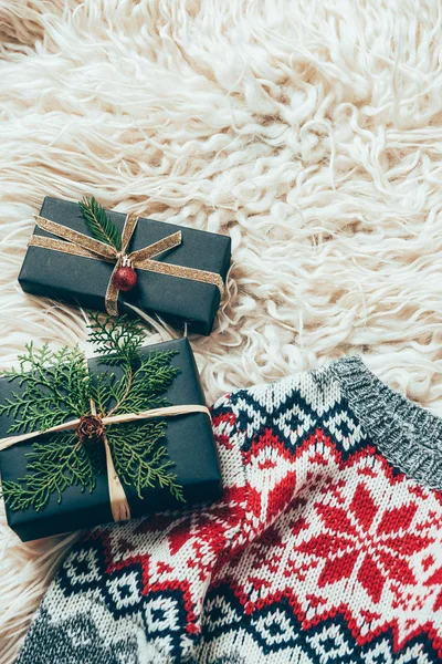 배경에 래핑된 크리스마스 스웨터의 — 스톡 사진