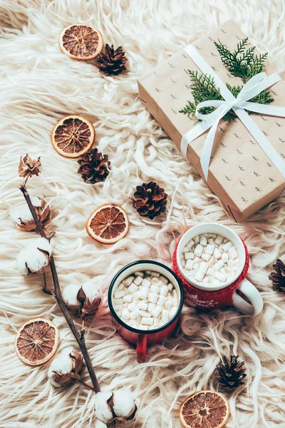 Vlakke Leggen Met Kopje Chocolademelk Met Marshmallows Verpakt Kerstcadeau Katoen — Stockfoto
