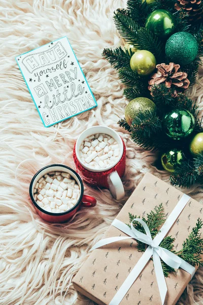 Iyi Noel Çelenk Bardak Kakao Marshmallows Içkiyle Kartpostal Ile Manzaralıdır — Stok fotoğraf