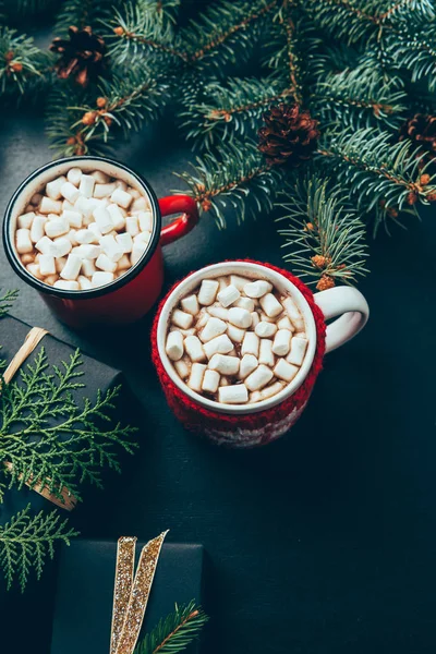 Ovanifrån Inslagna Julklappar Och Koppar Hor Choklad Med Marshmallows Svart — Stockfoto