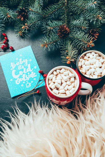 Draufsicht Auf Tassen Mit Heißgetränken Mit Marshmallows Tannenzweigen Und Postkarte — Stockfoto