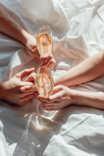 Beskuren Bild Par Med Glas Champagne Håller Händerna Ned — Stockfoto