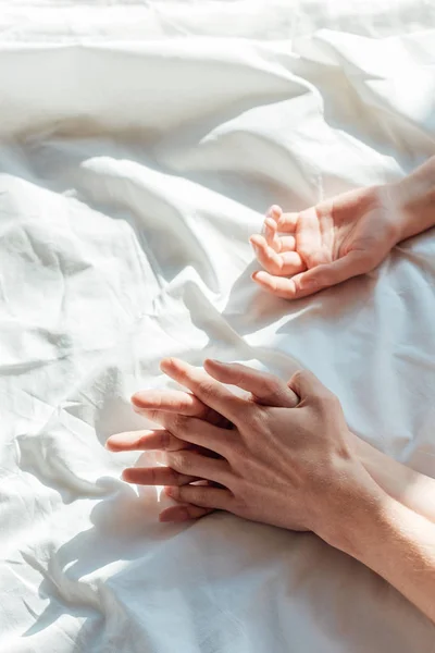 Teilansicht Eines Paares Lebender Hand Während Zusammen Bett Liegt — Stockfoto