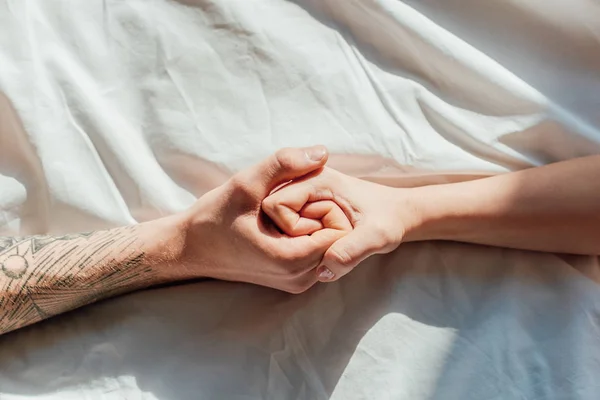 Çiftin Birlikte Yatakta Yatarken Canlı Tutarak Hads Kısmi Görünümü — Stok fotoğraf