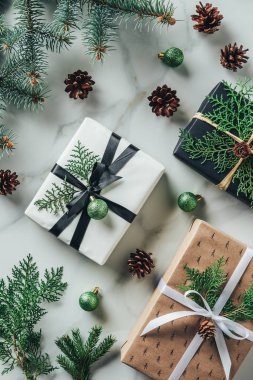 düz lay hediyeler, Noel topları ve çam kozalakları mermer tablo ile