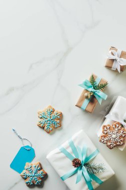 üstten görünüm Noel hediyeleri ve kopya alanı ile mermer arka plan üzerine krema ile kar tanesi tanımlama