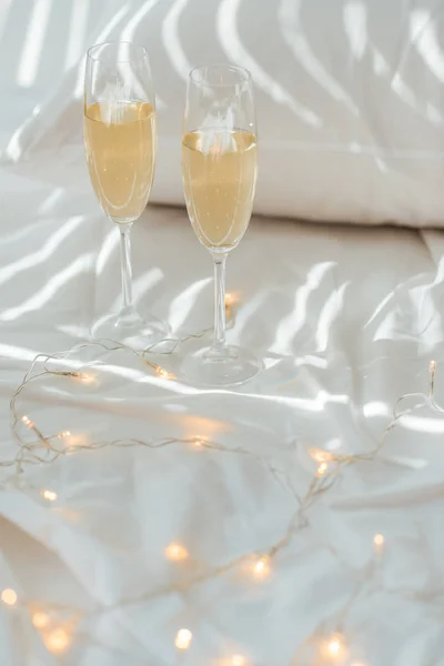 Garland Bardak Şampanya Görünümünü Yatakta Whire Yastık Yatak Levha Ile — Stok fotoğraf