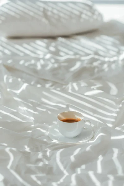Close View Cup Aromatic Coffee White Bed Sheet — Free Stock Photo