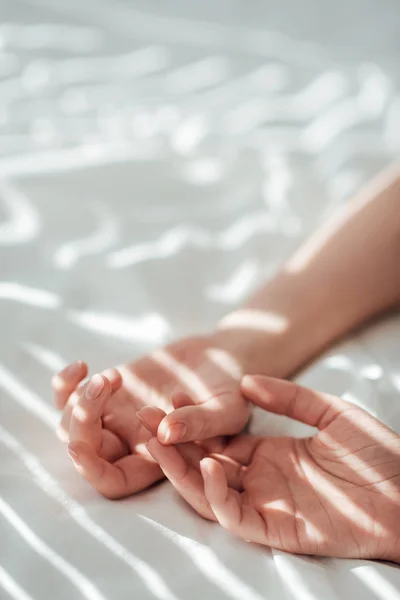 Bijgesneden Schot Van Vrouwelijke Handen Witte Bed Vel — Stockfoto