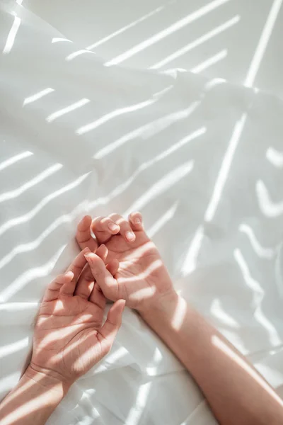 Plan Recadré Des Mains Féminines Sur Drap Lit Blanc — Photo