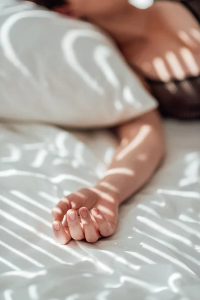 Gedeeltelijke Weergave Van Vrouw Slapen Bed — Gratis stockfoto