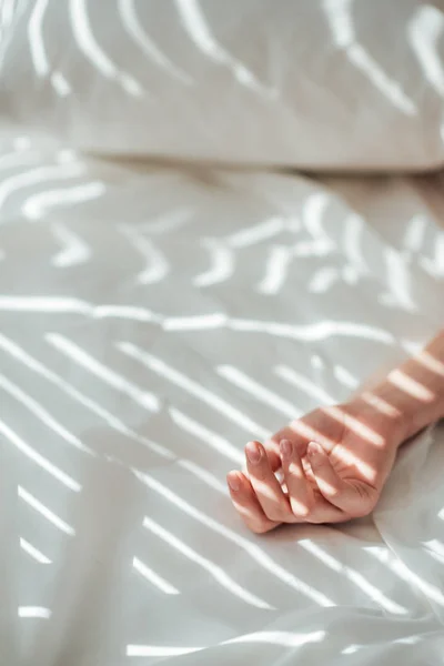 Bijgesneden Schot Van Vrouwelijke Hand Witte Bed Vel — Stockfoto