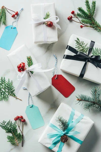 Κάτοψη Του Λευκά Χριστουγεννιάτικα Δώρα Κλαδιά Έλατου Διακοσμητικά Μούρα Και — Φωτογραφία Αρχείου