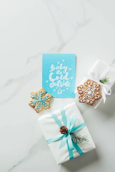 Vista Dall Alto Regali Natale Bianchi Biscotti Fiocco Neve Biglietto — Foto Stock