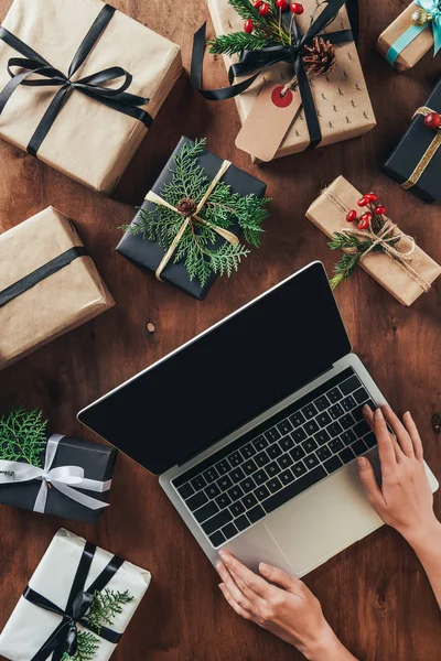 Visão Parcial Mulher Usando Laptop Com Tela Branco Mesa Madeira — Fotografia de Stock