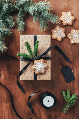 üstten görünüm Noel mevcut şerit ve kar tanesi köknar dalları ile ahşap arka plan çerezleri