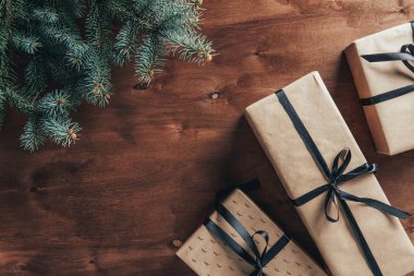 düz lay Noel hediye kutuları ve ahşap arka plan kopya alanı ile köknar dalı ile