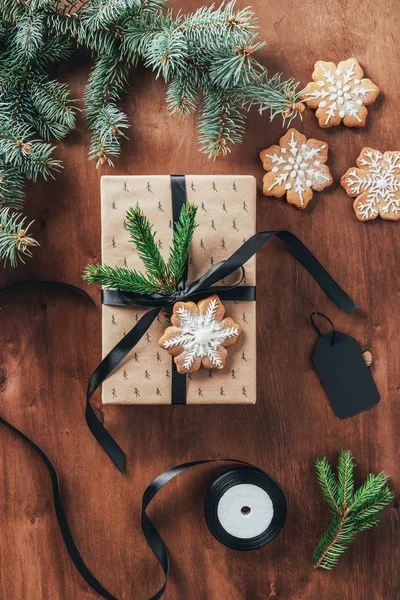 Bovenaanzicht Van Kerstcadeau Met Lint Sneeuwvlok Cookies Houten Achtergrond Met — Stockfoto