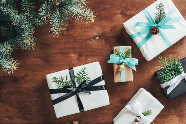 Κάτοψη Του Κουτιά Δώρων Χριστουγέννων Κλαδιά Δέντρων Ελάτης Και Διακόσμηση — Φωτογραφία Αρχείου