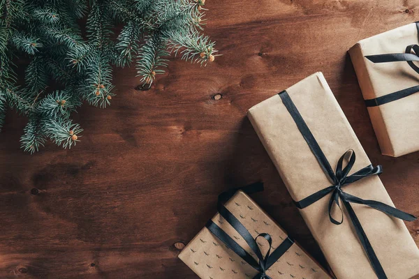 Vlakke Leggen Met Kerst Geschenkdozen Spar Tak Houten Achtergrond Met — Stockfoto