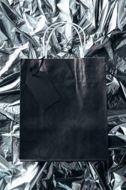 Kağıt arka plan kaydırma gümüş siyah kağıt çanta boş fiyat etiketi ile görünüm top, Cuma kavramı siyah