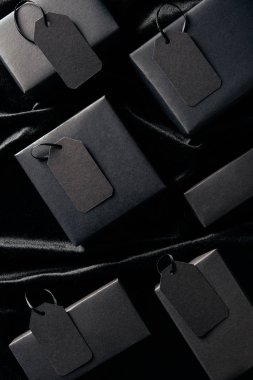 düz lay kutuları ve siyah arka plan, siyah Cuma kavramı üzerinde boş fiyat etiketleri ile