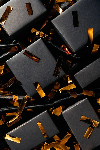 Vlakke Leggen Met Vakken Gouden Confetti Zwarte Achtergrond Zwarte Vrijdag — Stockfoto