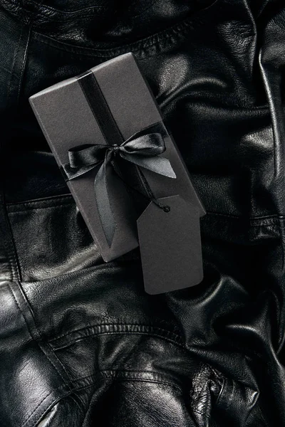 Top View Black Wrapped Gift Blank Price Tag Black Leather — Stock Photo, Image