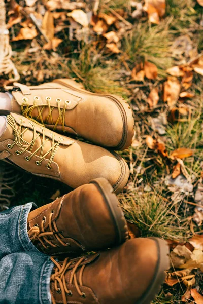 Draufsicht Auf Zwei Paar Orangefarbene Stiefel Schönen Laub Herbst — Stockfoto