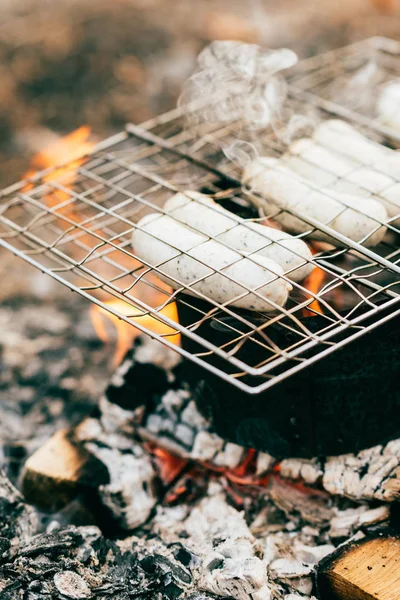 Fila Salsicce Che Arrostiscono Sulla Griglia Grattugiare Sul Fuoco All — Foto stock gratuita