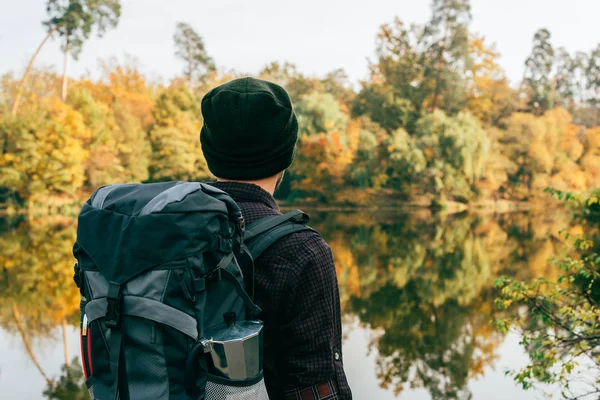 Männlicher Reisender Mit Rucksack Vor Herbstlichem Hintergrund — Stockfoto