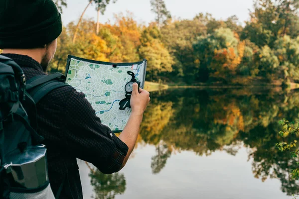 Homem Viajante Com Mochila Segurando Mapa Bússola Sobre Fundo Outonal — Fotografia de Stock