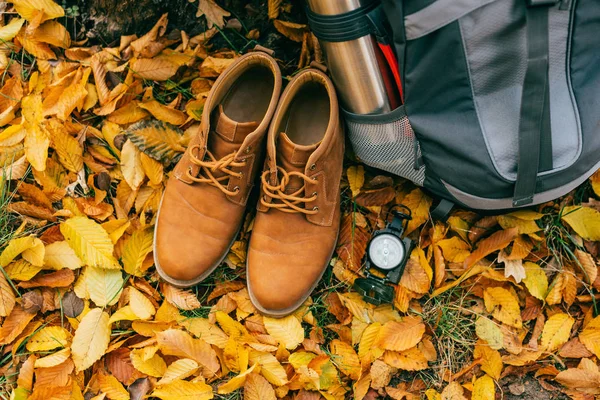 Bovenaanzicht Camping Benodigdheden Oranje Laarzen Mooie Herfst Bladeren — Stockfoto