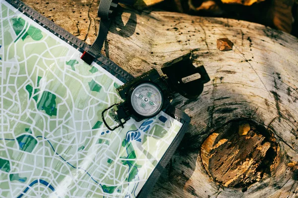 旅行地図と高齢者の素朴な木の樹皮にコンパスのトップ ビュー — ストック写真