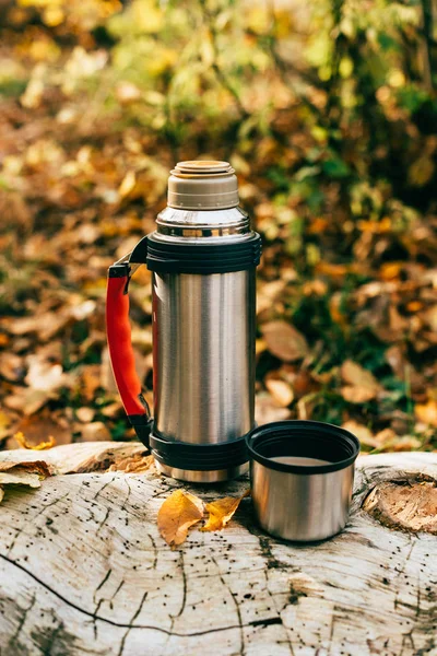 Campeggio Thermos Metallico Bellissimo Sfondo Autunnale — Foto Stock