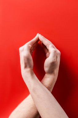 Erkek el AIDS konusunda gösterilen kırmızı zemin üzerine işaret