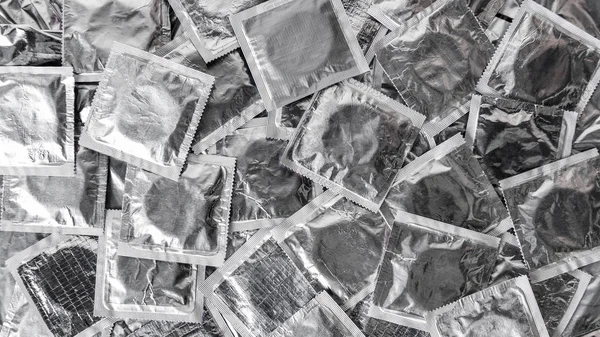 Blick Von Oben Auf Einen Stapel Silberner Kondome — Stockfoto