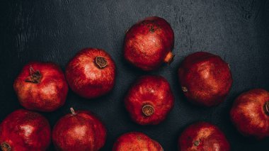 sağlıklı Garnet üstten görünüm üzerinde siyah masa üstü