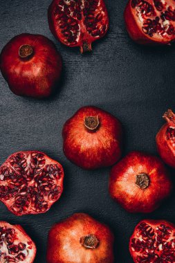 düz lay ile siyah masa üzerinde kesme ve sağlıklı Garnet