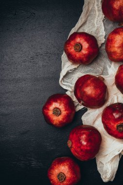 Gazlı bez ve siyah masa taze sağlıklı Garnet düzenleme ile düz lay