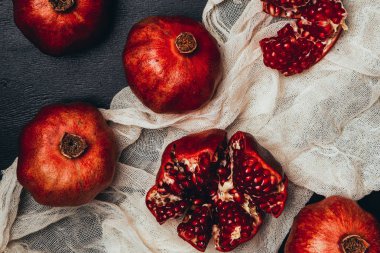 Gazlı bez ve siyah masa taze Garnet düzenleme ile düz lay