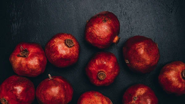 sağlıklı Garnet üstten görünüm üzerinde siyah masa üstü