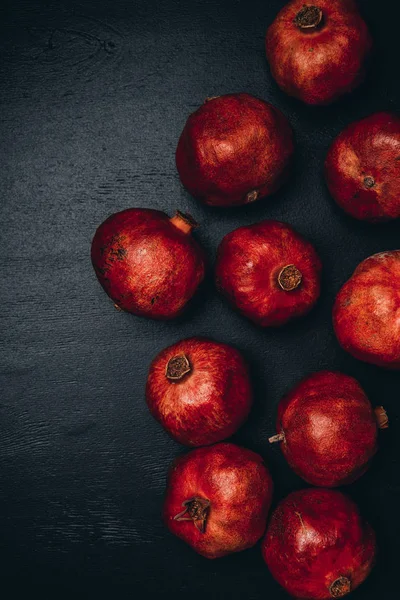 sağlıklı Garnet üstten görünüm üzerinde siyah masa üstü