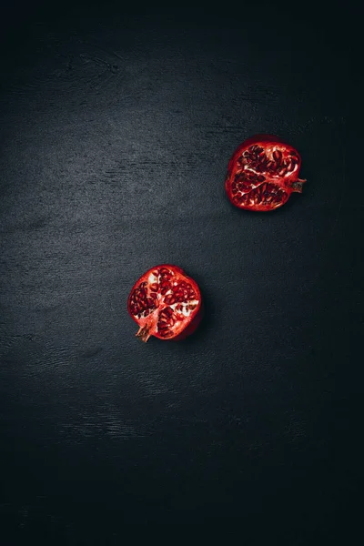 Top View Pomegranate Halves Black Surface — Stock Photo, Image