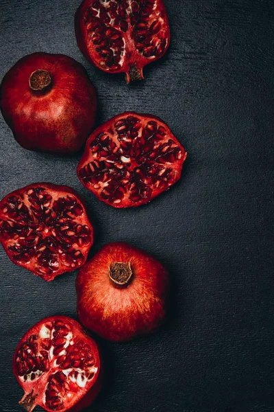 Top View Ripe Pomegranates Arrangement Black Surface — Stock Photo, Image