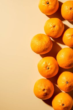 Görücü usulü taze mandalina üstten görünüm bej renkli arka plan üzerinde