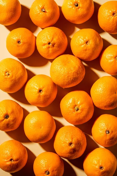 Vista Superior Mandarinas Frescas Arregladas Sobre Fondo Beige —  Fotos de Stock